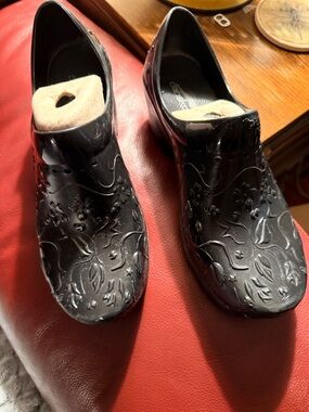 DANSKO PIXIE Black Floral-Embossed Women’s Slip-On Clogs Womens Size 39/8.5